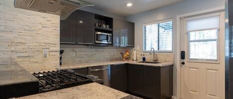 Geladeira, micro-ondas, fogão, cooktop