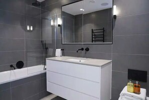 Ducha, secador de pelo, toallas