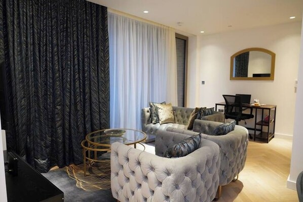 TV - Stunning Flat swimming pool/gym (London)