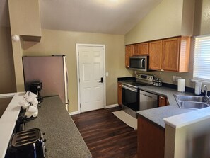 Microwave, oven, stovetop, dishwasher - Spacious 5-bedroom house in beautiful Greeley with AC, WiFi
 (Greeley)