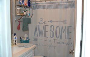 Hair dryer, towels, soap, toilet paper - Charming 2-bedroom house in superb Phoenix with AC, Wi-Fi (Phoenix)