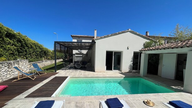 A pool area with lounge chairs, a barbecue, and a covered patio. - Private pool villa in listed village, St Remy de Provence, les Alpilles.  (Saint-Rémy-de-Provence)