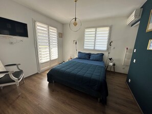 4 bedrooms, desk, iron/ironing board, travel cot