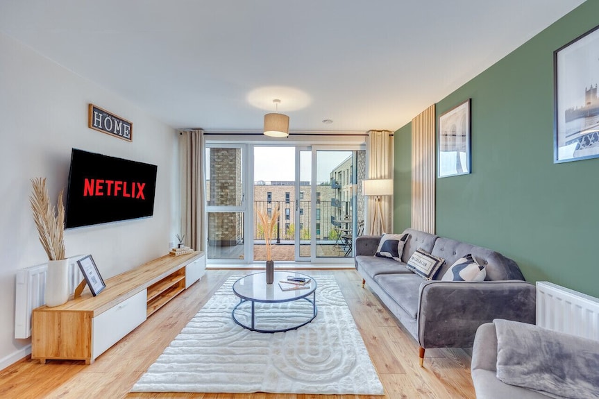 Stunning Canal Side Apartment Prime Location Balcony Free Parking Sky Tv - Milton Keynes