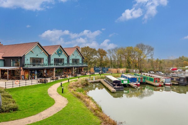 Exterior - Stunning Canal Side Apartment • Prime Location • Balcony • Free Parking • Sky TV (Milton Keynes)