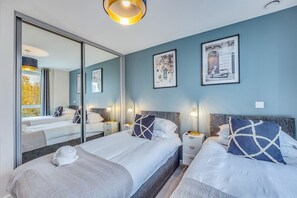 2 bedrooms, desk, iron/ironing board, travel crib - Stunning Canal Side Apartment • Prime Location • Balcony • Free Parking • Sky TV (Milton Keynes)