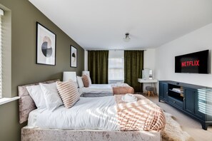 5 habitaciones, escritorio y tabla de planchar con plancha 