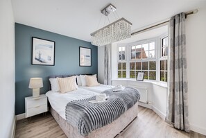 5 slaapkamers, een bureau, een strijkplank/strijkijzer, reisbedje