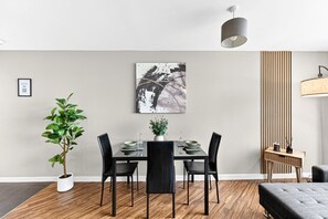 Dining - Chelsea Apartment @ The Hub • City Views • Free Parking • Sky TV • Fast Wifi • Yoko Property (Milton Keynes)