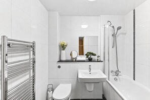 Hair dryer, towels - Chelsea Apartment @ The Hub • City Views • Free Parking • Sky TV • Fast Wifi • Yoko Property (Milton Keynes)