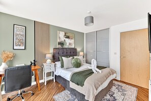 1 bedroom, desk, iron/ironing board, free WiFi - Chelsea Apartment @ The Hub • City Views • Free Parking • Sky TV • Fast Wifi • Yoko Property (Milton Keynes)