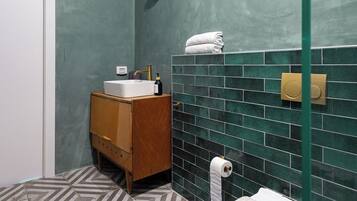 Studio Suite Premium, balkon, pemandangan kota | Kamar mandi | Shower, handuk, sabun, dan sampo