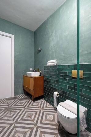 Premium-Studiosuite, Balkon, Stadtblick | Badezimmer | Dusche, Handtücher, Seife, Shampoo