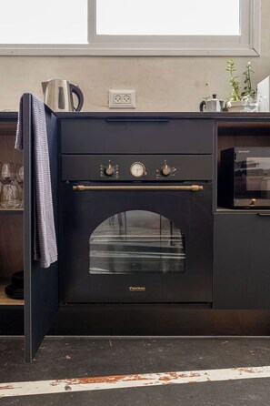 Premium Studio Suite, Balcony, City View | Private kitchen | Fridge, microwave, oven, stovetop - Terasa TLV (Tel Aviv)