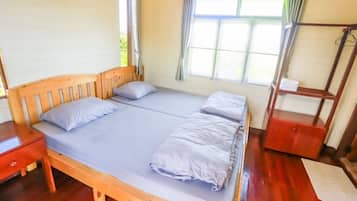 Standard Twin Room | Desk, bed sheets