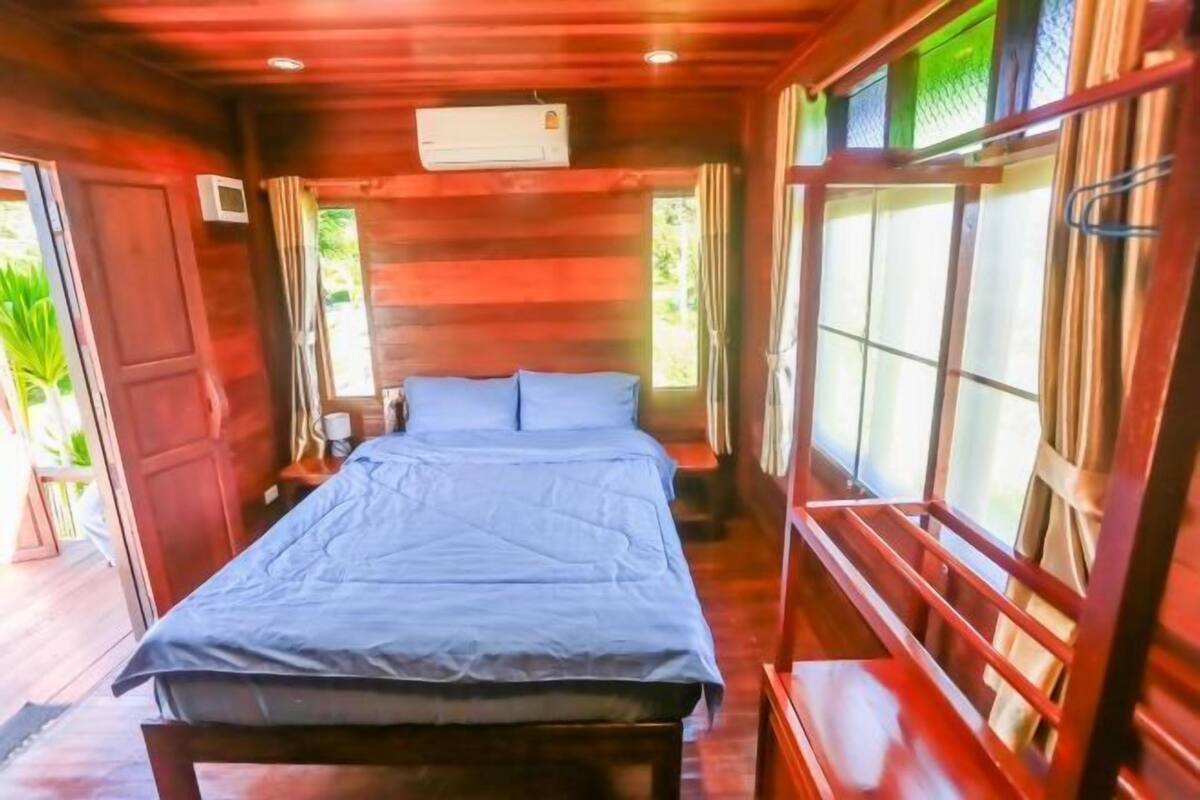 Desk, bed sheets