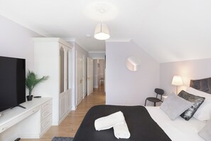 2 habitaciones, escritorio, tabla de planchar con plancha y wifi gratis 