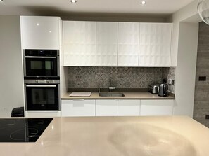 Fridge, microwave, oven, stovetop - Quiet location; easy access to London. Good transport links to Heathrow Airport. (Pinner)