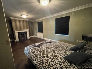 5 bedrooms, iron/ironing board, free WiFi, bed sheets - Quiet location; easy access to London. Good transport links to Heathrow Airport. (Pinner)