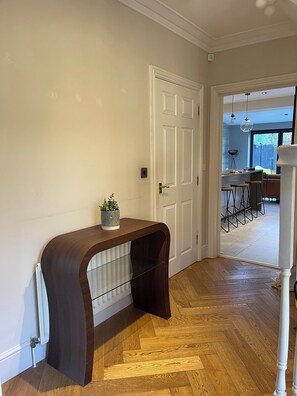 Interior - Quiet location; easy access to London. Good transport links to Heathrow Airport. (Pinner)