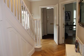 Interior - Quiet location; easy access to London. Good transport links to Heathrow Airport. (Pinner)