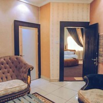 Escritorio y espacio para trabajar con laptop 