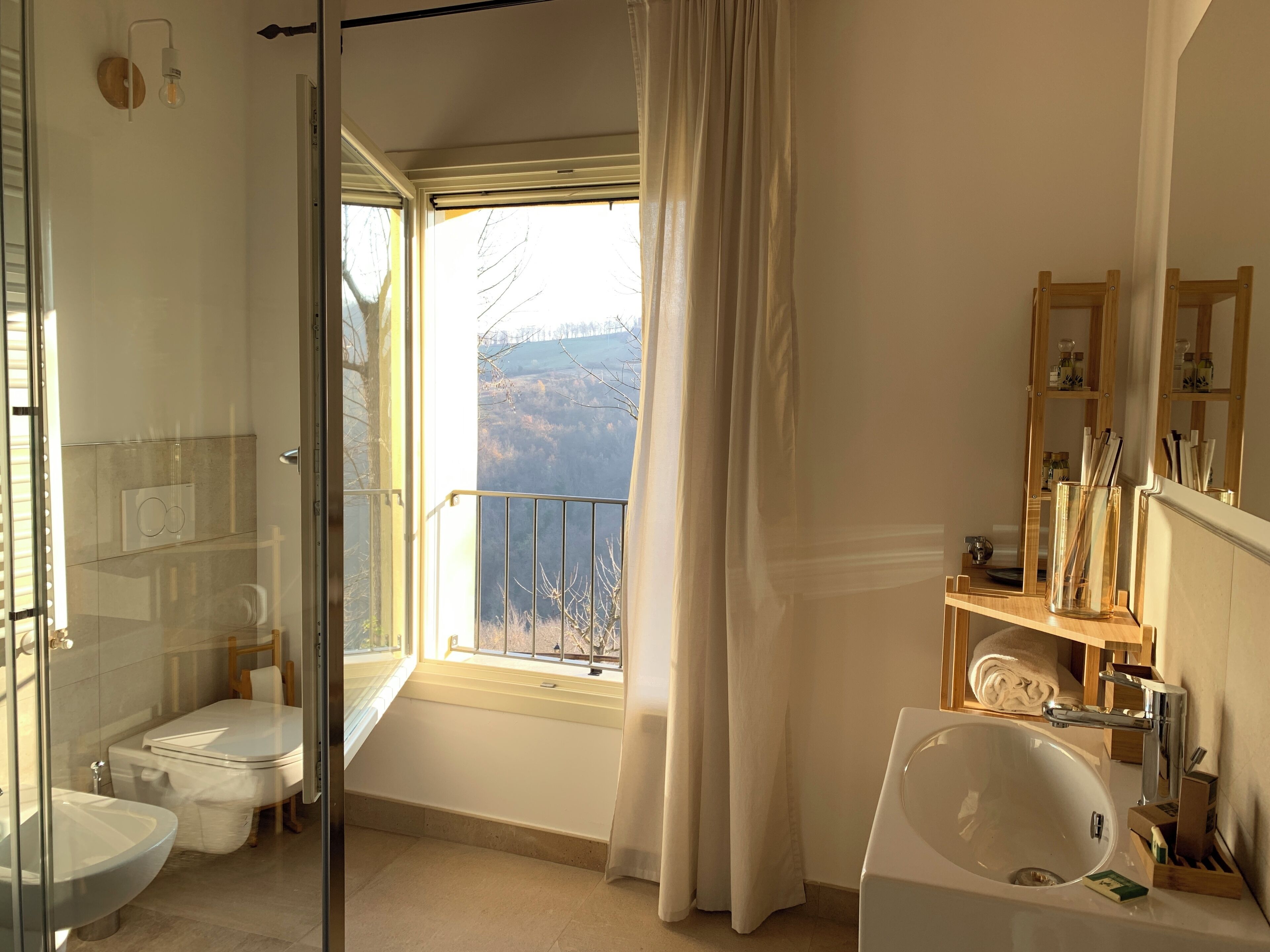 샤워 시설, 헤어드라이어, 타월, 비누