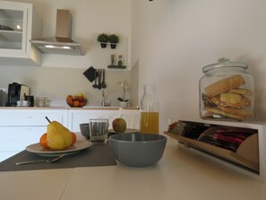 Dobbeltrom – panorama | Eget kjøkken | Kjøleskap, mikrobølgeovn, kokeplater og høy barnestol