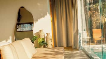 Ropa de cama de alta calidad, colchones con efecto memoria y minibar