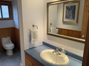 Regadera, secadora de cabello, toallas, jabón 