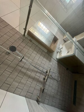 Douche, sèche-cheveux, serviettes fournies, papier toilette