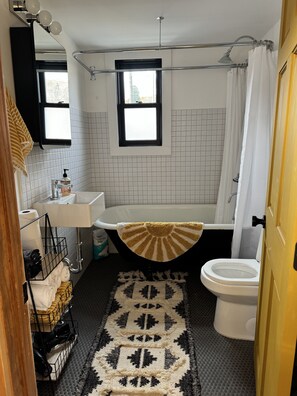 Douche, sèche-cheveux, serviettes fournies, savon