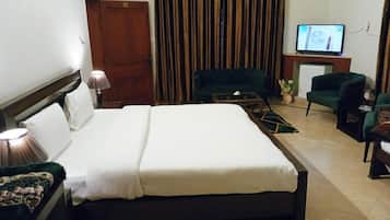 Habitación básica doble, vistas al patio | Sistema de insonorización, tabla de planchar con plancha, wifi gratis