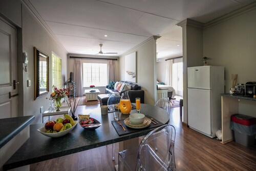 Crown Loft - Bright, Airy Stay with Balcony View