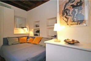 1 bedroom, WiFi, bed sheets - Elegant mini studio in the heart of Rome, 3 minutes from the Trevi Fountain. (Roma)