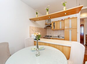 Apartment (Classic One Bedroom Apartment) | Dining room