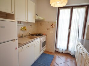 Huoneisto (Two Bedroom Apartment with Balcony an) | Yksityinen keittiö | Jääkaappi