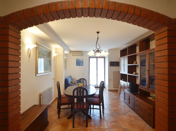 Apartment (Two Bedroom Apartment with Balcony an) | Dining room