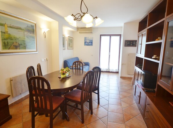 Huoneisto (Two Bedroom Apartment with Balcony an) | Ruokasali