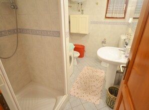 อพาร์ทเมนท์ (Two Bedroom Apartment with Balcony an) | ห้องน้ำ | ฝักบัว, ผ้าเช็ดตัว