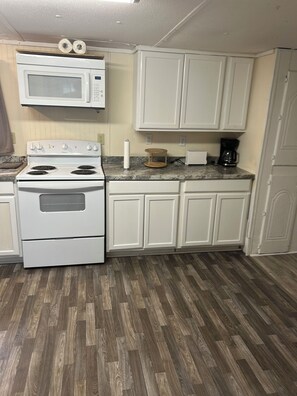 Een koelkast, een microgolfoven, een oven, een kookplaat