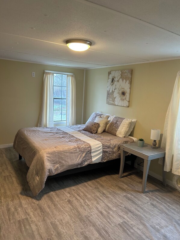 3 bedrooms, iron/ironing board, WiFi, bed sheets