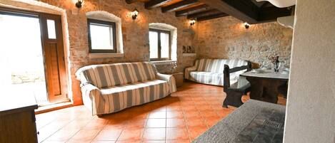 Departamento (One Bedroom Apartment with Terrace) | Sala de estar | Televisión de pantalla plana de 32 pulgadas con canales vía satélite