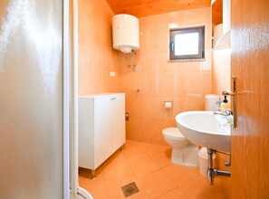 Appartement (One Bedroom Apartment with Terrace) | Salle de bain | Douche, serviettes fournies