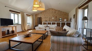 Villa (Four Bedroom Villa with Pool) | Wohnzimmer | 32-Zoll-Flachbildfernseher mit Satellitenempfang