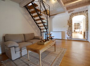 Villa (Four Bedroom Villa with Pool) | Woonkamer | Een 32-inch flatscreentelevisie met satellietzenders