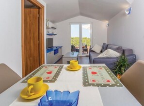 Apartment (One Bedroom Apartment) | Living room | 32-inch flat-screen TV with satellite channels - Apartments Grljusic (Makarska)