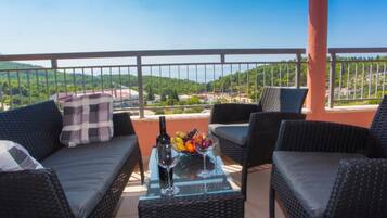 Apartment (One Bedroom Apartment with Sea View) | Balcony