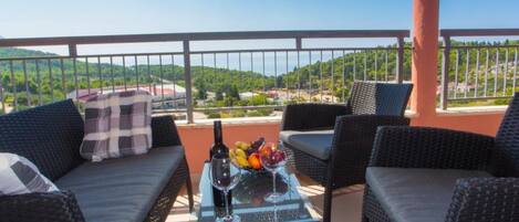 Leilighet (One Bedroom Apartment with Sea View) | Balkong