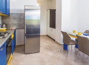 Apartment (One Bedroom Apartment) | Esszimmer